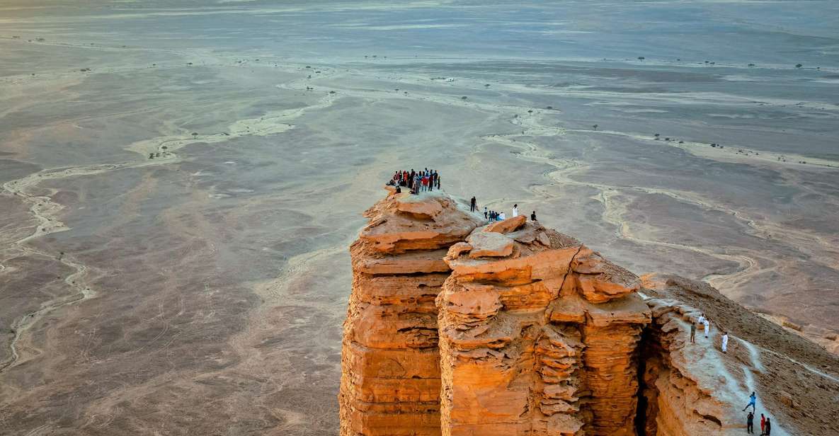 From Riyadh: Private Edge of the World Tour with Dinner